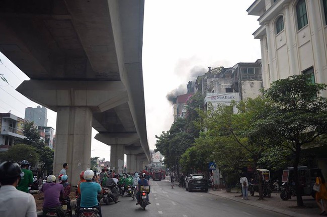 Hà Nội: Ngôi nhà 9 tầng trên phố Hào Nam bốc cháy dữ dội vì gia chủ đốt vàng mã - Ảnh 1.