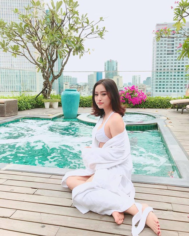 Sau khi đại trùng tu nhan sắc lẫn body, hotgirl thị phi 20 tuổi Thúy Vi ngày càng chăm ăn mặc hở hang, khoe ngực triệt để - Ảnh 12.