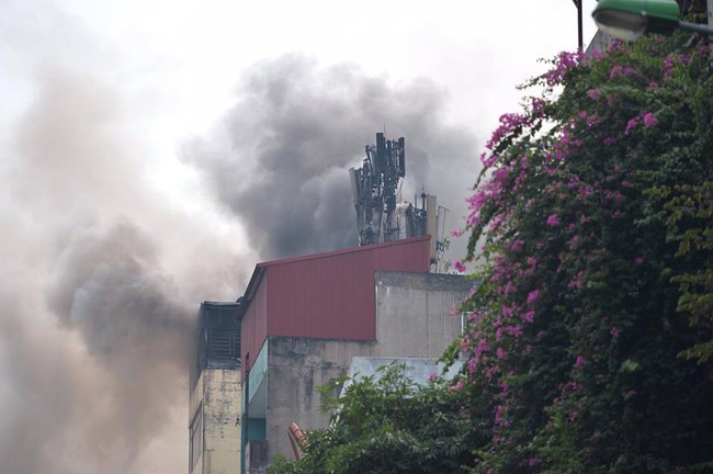 Hà Nội: Ngôi nhà 9 tầng trên phố Hào Nam bốc cháy dữ dội vì gia chủ đốt vàng mã - Ảnh 3.
