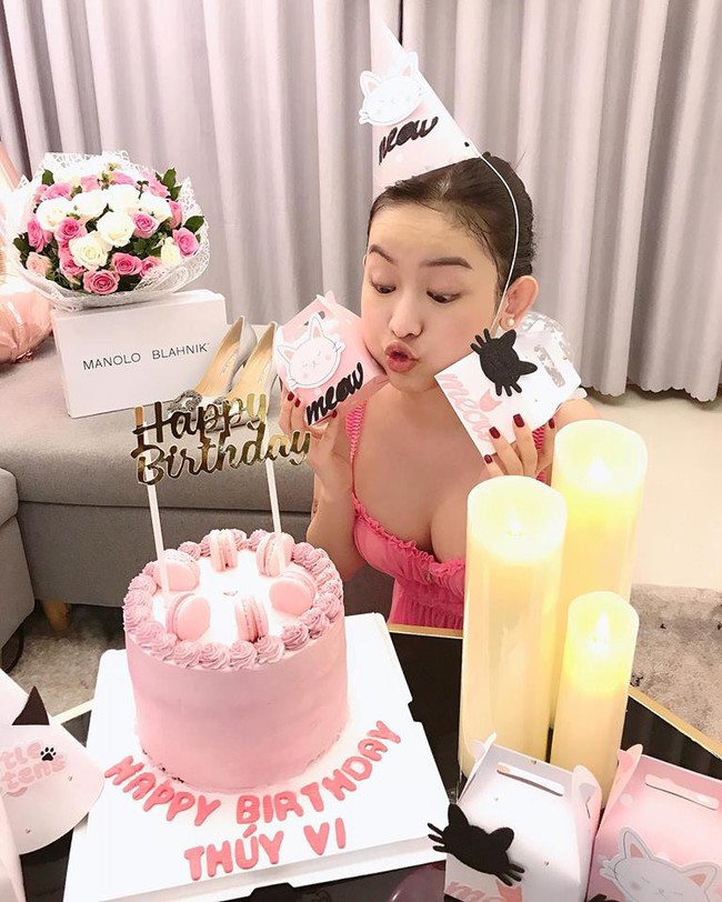 Sau khi đại trùng tu nhan sắc lẫn body, hotgirl thị phi 20 tuổi Thúy Vi ngày càng chăm ăn mặc hở hang, khoe ngực triệt để - Ảnh 5. Sau khi đại trùng tu nhan sắc lẫn body, hotgirl thị phi 20 tuổi Thúy Vi ngày càng chăm ăn mặc hở hang, khoe ngực triệt để - Ảnh 5.