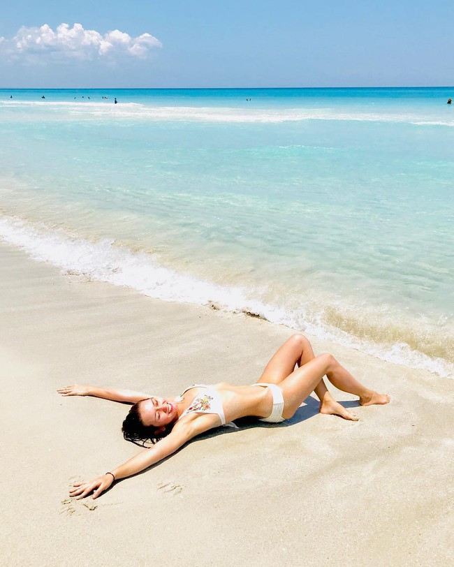 Chỉ một th&aacute;ng sau sinh, mẹ thỏa sức mặc đồ 2 mảnh gợi cảm với chiếc bụng phẳng l&igrave; đến kh&oacute; tin - Ảnh 11.