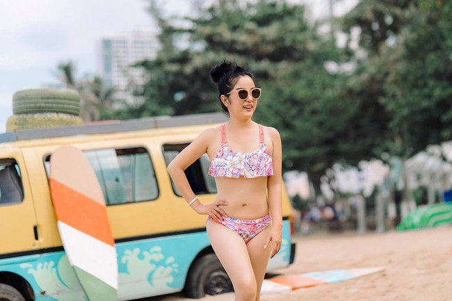 42 tuổi, danh hài Thúy Nga vẫn tự tin diện bikini khoe dáng sexy trên bãi biển - Ảnh 2.