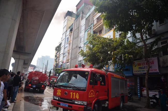 Hà Nội: Ngôi nhà 9 tầng trên phố Hào Nam bốc cháy dữ dội vì gia chủ đốt vàng mã - Ảnh 7.