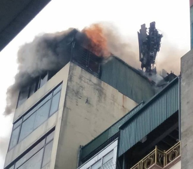 Hà Nội: Ngôi nhà 9 tầng trên phố Hào Nam bốc cháy dữ dội vì gia chủ đốt vàng mã - Ảnh 2.