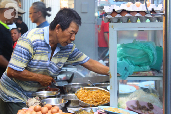 Char Kway Teow - món hủ tiếu xào đến cái khói cũng cay nhưng không chê vào đâu được của Malaysia - Ảnh 1.