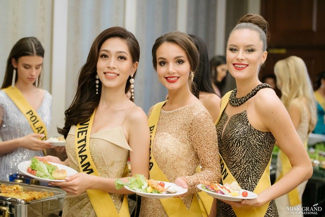 Fan Việt tự hào dần đi nhé: Á hậu Phương Nga xinh nổi bật giữa rừng nhan sắc của Miss Grand International 2018 - Ảnh 5. Fan Việt tự hào dần đi nhé: Á hậu Phương Nga xinh nổi bật giữa rừng nhan sắc của Miss Grand International 2018 - Ảnh 5.