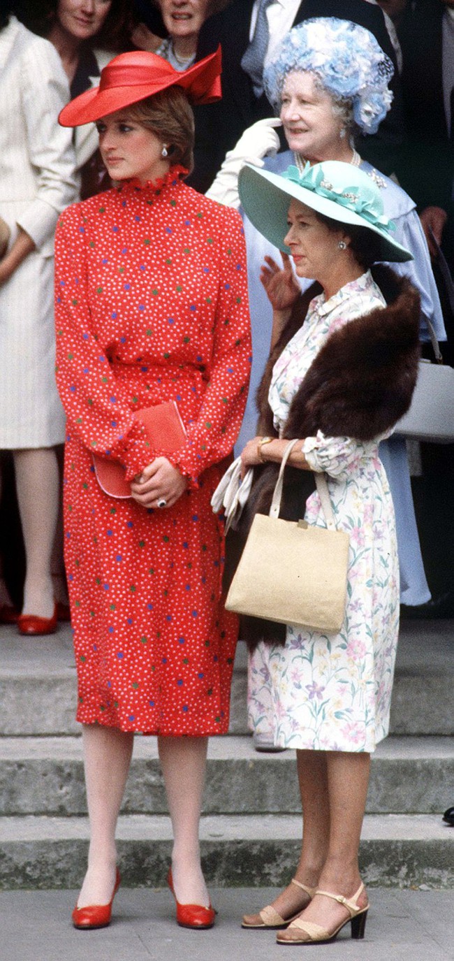 Đi đám cưới mà diện nào jumpsuit, nào menswear, Công nương Diana chính là khách mời Hoàng gia có style chất nhất - Ảnh 1.