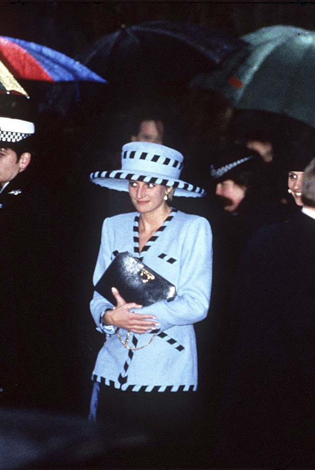 Đi đám cưới mà diện nào jumpsuit, nào menswear, Công nương Diana chính là khách mời Hoàng gia có style chất nhất - Ảnh 12.