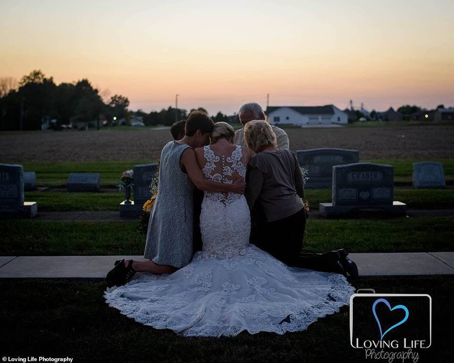 Chú rể qua đời vì tai nạn xe, cô dâu vẫn tổ chức đám cưới bên bia mộ chồng mình - Ảnh 5.