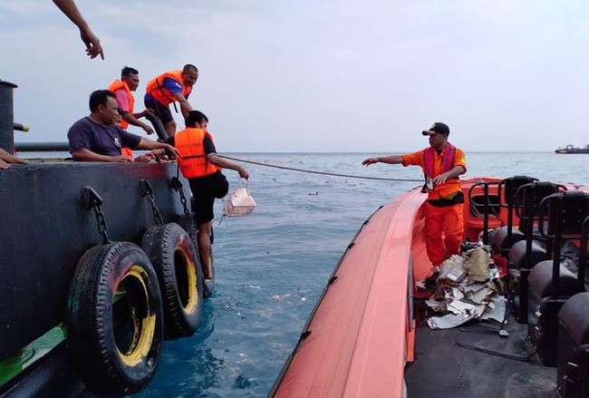 Indonesia triển khai robot tìm hộp đen máy bay Lion Air - Ảnh 1.