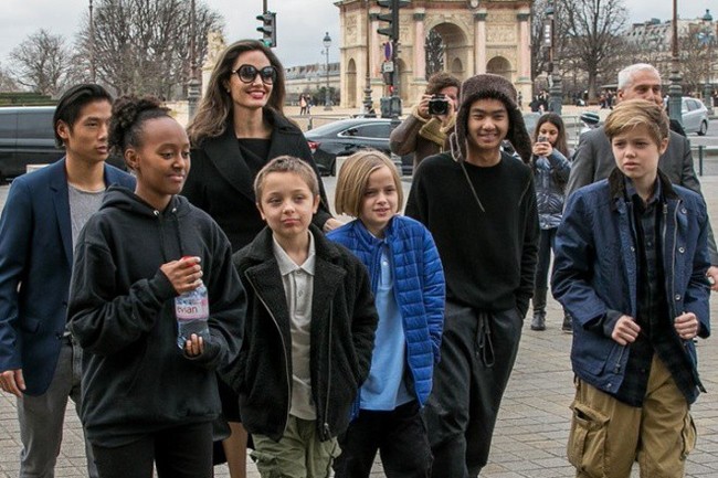 Angelina Jolie bị sốc hoàn toàn khi 6 đứa con đều chọn được ở với bố Brad Pitt - Ảnh 1.