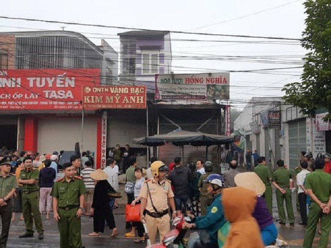 Bắt khẩn cấp nghi phạm đốt cửa hàng hoa tươi khiến 2 thiếu nữ chết thảm - Ảnh 2. Bắt khẩn cấp nghi phạm đốt cửa hàng hoa tươi khiến 2 thiếu nữ chết thảm - Ảnh 2.
