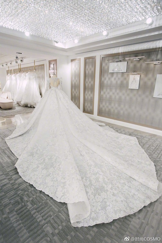 Cận cảnh váy cưới của Đường Yên: lộng lẫy như công chúa, tốn hơn 5.000 giờ thực hiện và ẩn chứa bí mật bất ngờ - Ảnh 4.