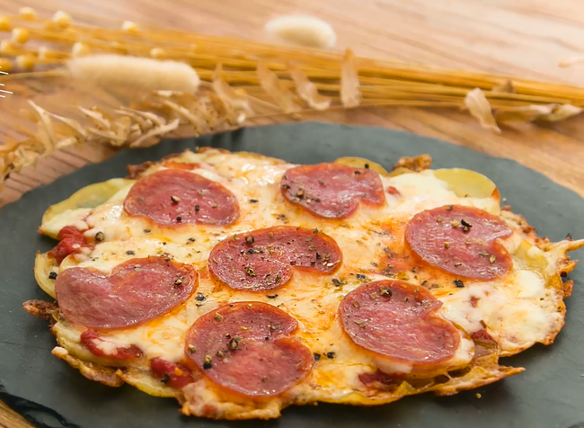 Chẳng phải nhọc công nhào bột, tôi làm đế bánh pizza nhanh hơn nhiều với nguyên liệu siêu rẻ - Ảnh 6.