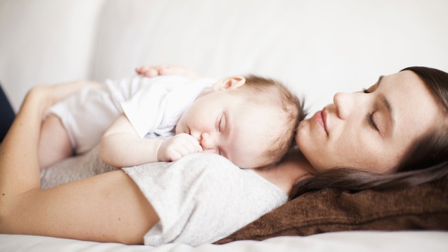 Nếu bé nhà bạn đang ngủ ngày cày đêm, có thể là do bố mẹ đã mắc phải những sai lầm này - Ảnh 4.