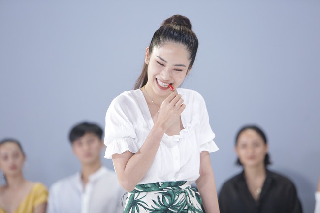 Bị chơi khăm ở The Face như Võ Hoàng Yến: Nói chuyện còn không nghe rõ mà phải làm cô giáo phần thi nói - Ảnh 5. Bị chơi khăm ở The Face như Võ Hoàng Yến: Nói chuyện còn không nghe rõ mà phải làm cô giáo phần thi nói - Ảnh 5.