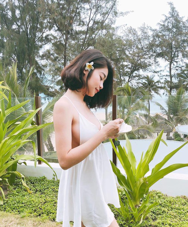 Danh tính cô gái trong bức ảnh được 2 chú chó bảo kê, gây sốt vì vóc dáng nhìn từ phía sau quá nóng bỏng - Ảnh 2. Danh tính cô gái trong bức ảnh được 2 chú chó bảo kê, gây sốt vì vóc dáng nhìn từ phía sau quá nóng bỏng - Ảnh 2.