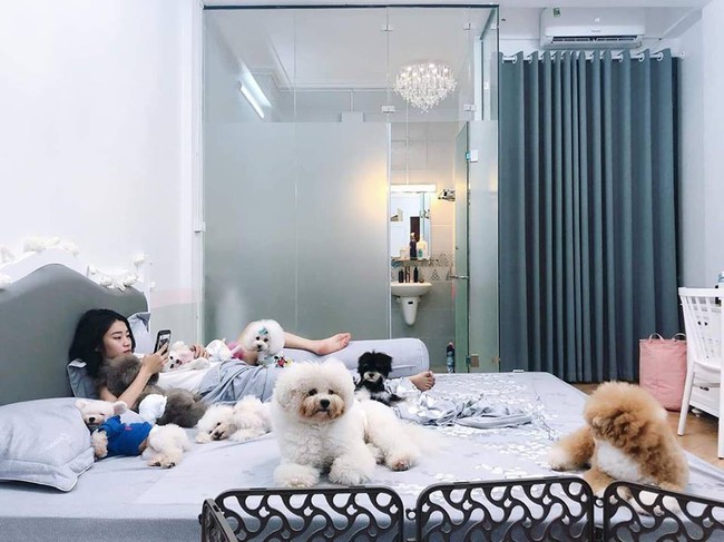 Danh tính cô gái trong bức ảnh được 2 chú chó bảo kê, gây sốt vì vóc dáng nhìn từ phía sau quá nóng bỏng - Ảnh 3. Danh tính cô gái trong bức ảnh được 2 chú chó bảo kê, gây sốt vì vóc dáng nhìn từ phía sau quá nóng bỏng - Ảnh 3.