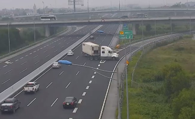 Bức xúc trước cảnh xe container quay đầu, chạy ngược chiều trên cao tốc Hà Nội - Hải Phòng - Ảnh 2.