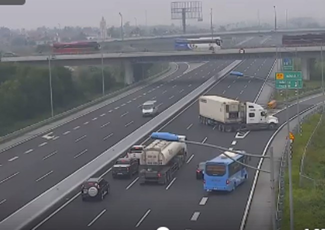 Bức xúc trước cảnh xe container quay đầu, chạy ngược chiều trên cao tốc Hà Nội - Hải Phòng - Ảnh 3.