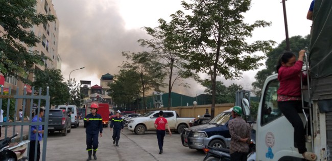Hà Nội: Nhiều hộ dân ngột ngạt trong ngọn khói cháy cao hàng trăm mét từ đám cháy công ty - Ảnh 2.