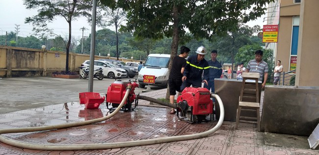 Hà Nội: Nhiều hộ dân ngột ngạt trong ngọn khói cháy cao hàng trăm mét từ đám cháy công ty - Ảnh 3.