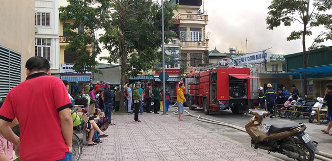 Hà Nội: Nhiều hộ dân ngột ngạt trong ngọn khói cháy cao hàng trăm mét từ đám cháy công ty - Ảnh 4.