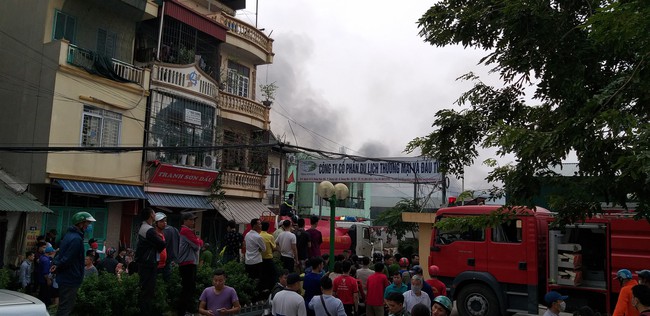 Hà Nội: Nhiều hộ dân ngột ngạt trong ngọn khói cháy cao hàng trăm mét từ đám cháy công ty - Ảnh 5.
