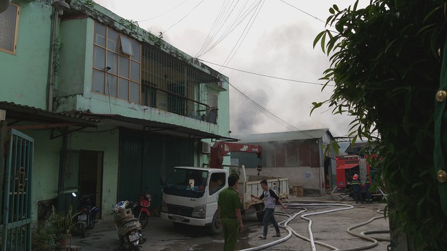 Hà Nội: Nhiều hộ dân ngột ngạt trong ngọn khói cháy cao hàng trăm mét từ đám cháy công ty - Ảnh 8.