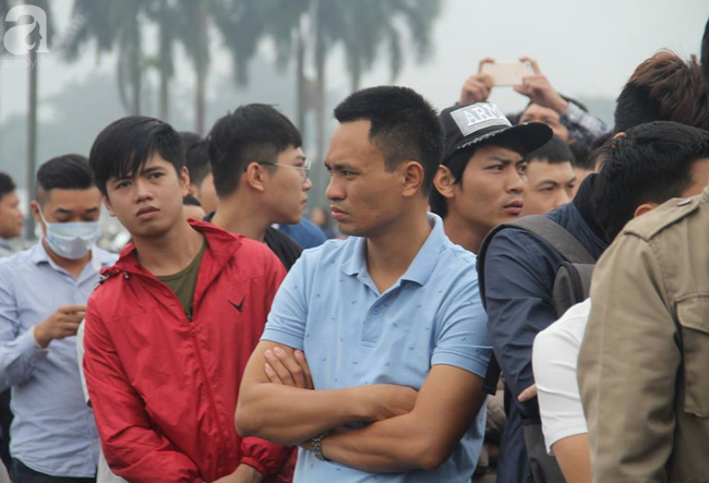 Hàng nghìn người đội mưa, chen lấn mua vé 2 trận đấu của đội tuyển Việt Nam ở giải AFF Cup tại SVĐ Mỹ Đình - Ảnh 6.