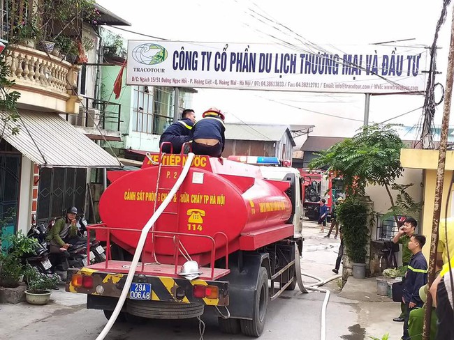 Hà Nội: Nhiều hộ dân ngột ngạt trong ngọn khói cháy cao hàng trăm mét từ đám cháy công ty - Ảnh 13.