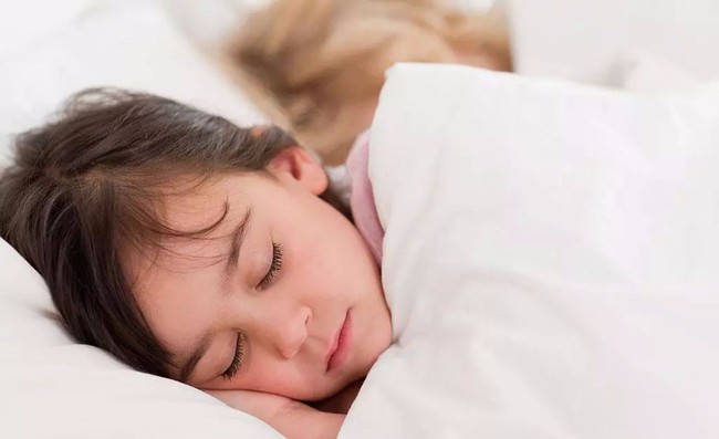 Bố mẹ cần sửa ngay cho con 8 sai lầm khi ngủ dưới đây nếu không muốn trẻ ốm yếu, chậm phát triển - Ảnh 1.