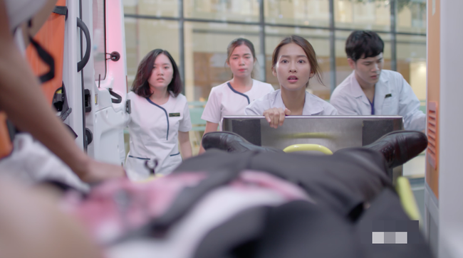 Nhờ Song Luân bị trúng đạn mà khán giả lại được xem Khả Ngân khóc lần nữa trong Hậu duệ mặt trời - Ảnh 7. Nhờ Song Luân bị trúng đạn mà khán giả lại được xem Khả Ngân khóc lần nữa trong Hậu duệ mặt trời - Ảnh 7.
