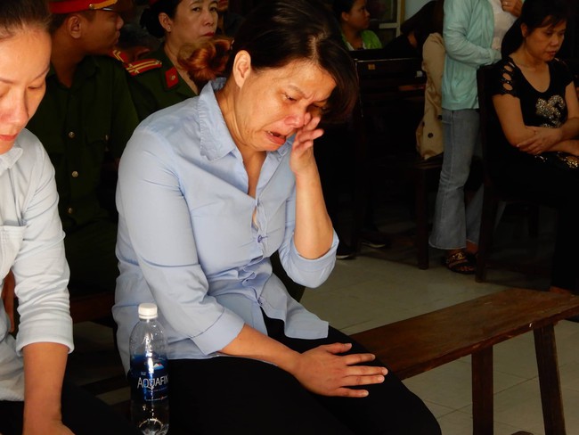 Bị tuyên phạt 2 năm tù, bảo mẫu Mẹ Mười bạo hành nhiều trẻ nhỏ ở Đà Nẵng liên tục khóc nức nở - Ảnh 2.
