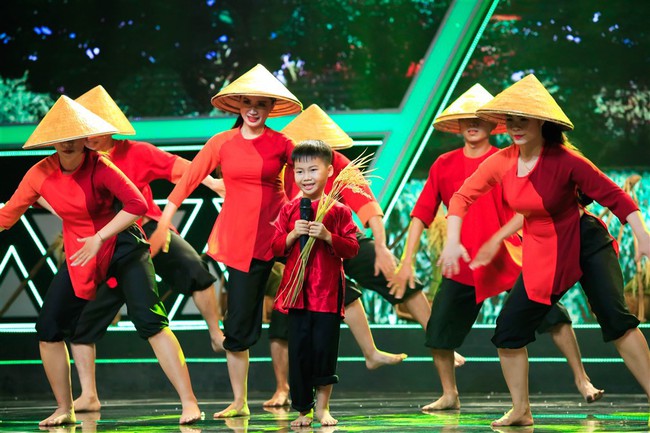 Chỉ vì làm động tác này trên sân khấu mà cậu bé 6 tuổi khiến Việt Hương “gục ngã” - Ảnh 5.