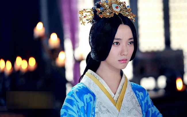 Chá» vá»i chiÃªu ÄÃ¡nh ghen cÃ¢m láº·ng Äáº¿n cháº¿t, vá» HoÃ&nbsp;ng háº­u nÃ&nbsp;y ÄÃ£ cÃ¹ng ÄÆ°a cáº£ HoÃ&nbsp;ng Äáº¿ vÃ&nbsp; tÃ¬nh Äá»ch xuá»ng cá»­u tuyá»n - áº¢nh 4.