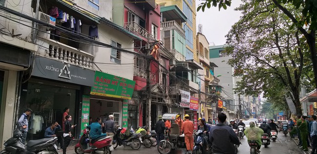 Hà Nội: Cháy cửa hàng, 3 mẹ con ôm nhau trèo qua mái nhà hàng xóm thoát nạn - Ảnh 2.