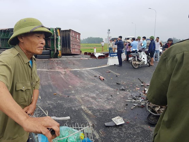 Hà Nội: Container lật nghiêng khiến hai mẹ con đang đi xe máy tử vong  - Ảnh 1.