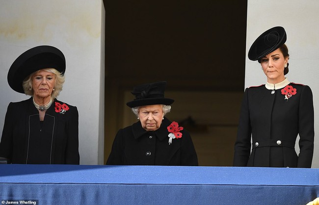 Nữ hoàng Anh gây chú ý với gương mặt vô cảm khi đứng cạnh bà Camilla và bị con dâu đụng hàng trang phục - Ảnh 1.