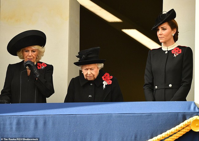 Nữ hoàng Anh gây chú ý với gương mặt vô cảm khi đứng cạnh bà Camilla và bị con dâu đụng hàng trang phục - Ảnh 2.