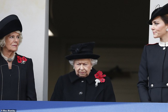 Nữ hoàng Anh gây chú ý với gương mặt vô cảm khi đứng cạnh bà Camilla và bị con dâu đụng hàng trang phục - Ảnh 4.