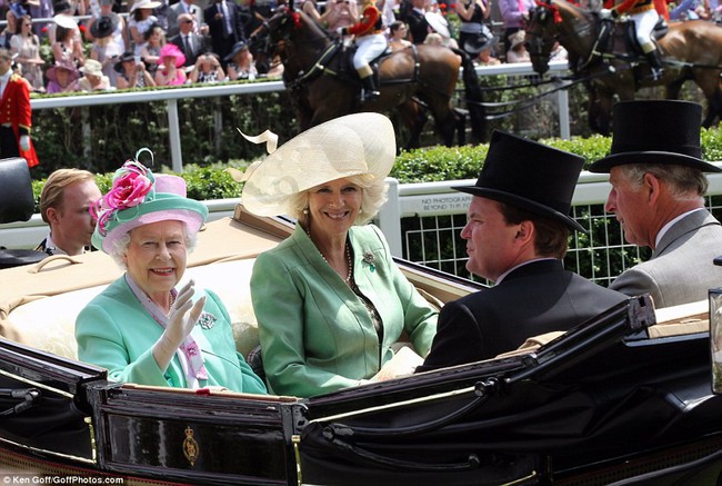 Không dưới 3 lần “đụng” đồ rực rỡ với Nữ hoàng Anh, bà Camilla chính là nữ nhân Hoàng gia duy nhất dám làm vậy - Ảnh 6.
