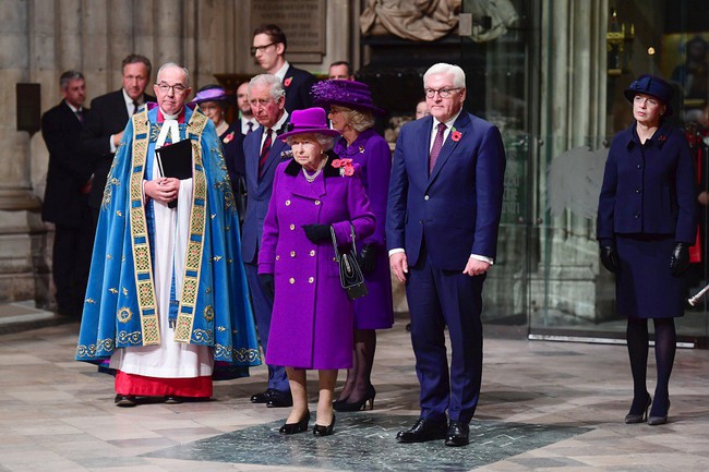 Không dưới 3 lần “đụng” đồ rực rỡ với Nữ hoàng Anh, bà Camilla chính là nữ nhân Hoàng gia duy nhất dám làm vậy - Ảnh 3.