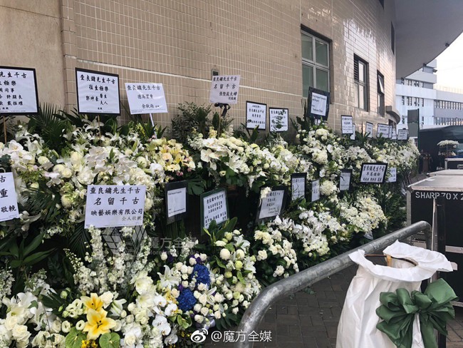 Tang lễ nhà văn Kim Dung: Lưu Đức Hoa, Huỳnh Hiểu Minh cùng dàn nghệ sĩ gửi hoa trắng rợp trời - Ảnh 11.