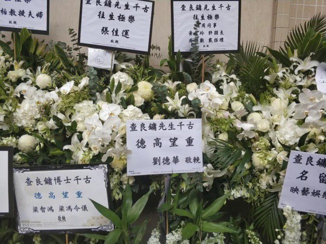 Tang lễ nhà văn Kim Dung: Lưu Đức Hoa, Huỳnh Hiểu Minh cùng dàn nghệ sĩ gửi hoa trắng rợp trời - Ảnh 13.