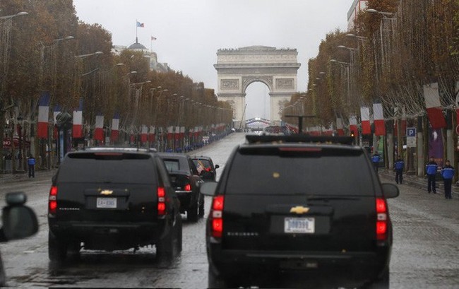 Người phụ nữ bán khỏa thân lao ra chặn xe Tổng thống Trump giữa Paris - Ảnh 4.