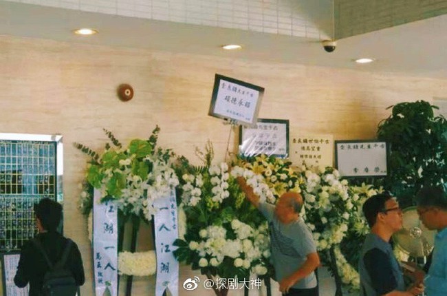 Tang lễ nhà văn Kim Dung: Lưu Đức Hoa, Huỳnh Hiểu Minh cùng dàn nghệ sĩ gửi hoa trắng rợp trời - Ảnh 6.