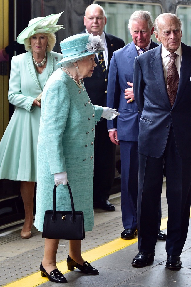 Không dưới 3 lần “đụng” đồ rực rỡ với Nữ hoàng Anh, bà Camilla chính là nữ nhân Hoàng gia duy nhất dám làm vậy - Ảnh 5.