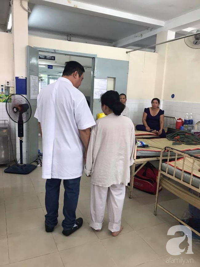 Bác sĩ Sài Gòn đưa người phụ nữ 30 năm tâm thần, bị ung thư buồng trứng rất nặng từ quỷ môn quan trở về - Ảnh 2.