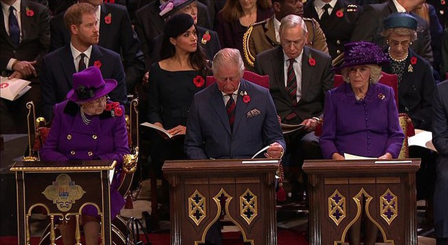 Nữ hoàng Anh gây chú ý với gương mặt vô cảm khi đứng cạnh bà Camilla và bị con dâu đụng hàng trang phục - Ảnh 7.